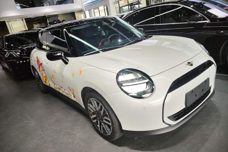 Used MINI Electric COOPER 2025 456km COOPER E Classic Style Front Right 45 Deg