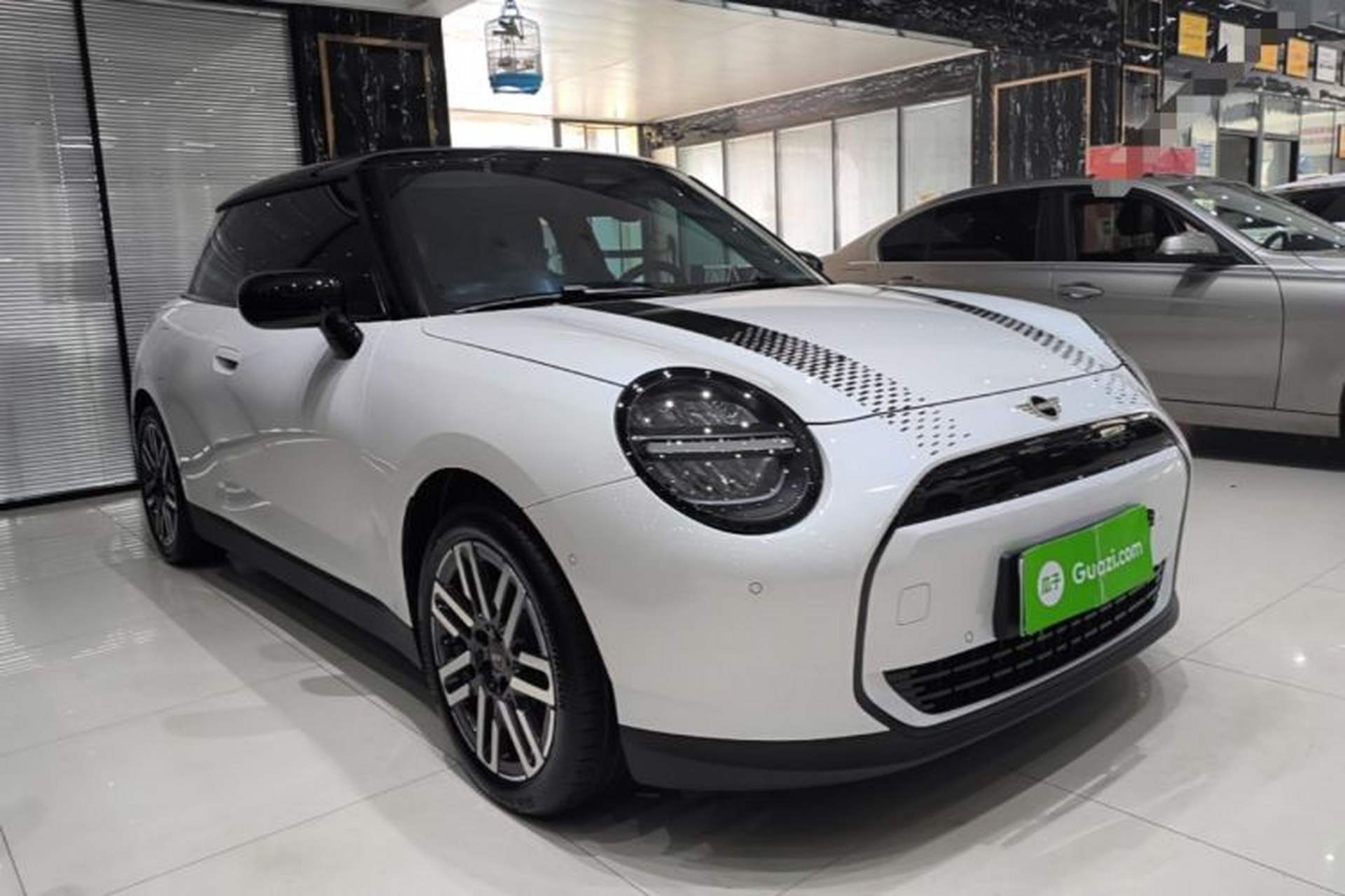 Used MINI Electric COOPER 2025 456km COOPER E Classic Style Front Right 45 Deg