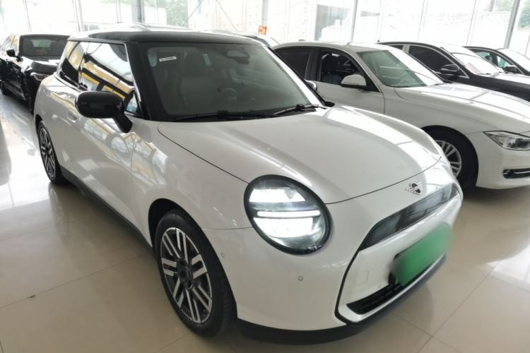 Used MINI Electric COOPER 2025 456km COOPER E Classic Style Front Right 45 Deg