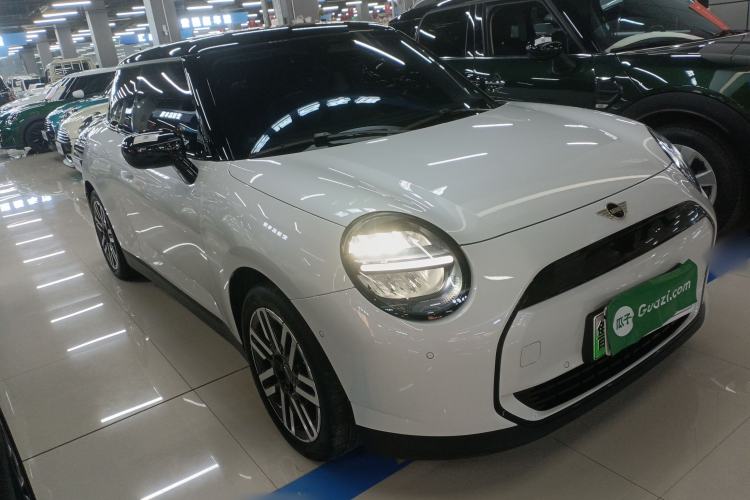 Used MINI Electric COOPER 2025 456km COOPER E Classic Style Front Right 45 Deg
