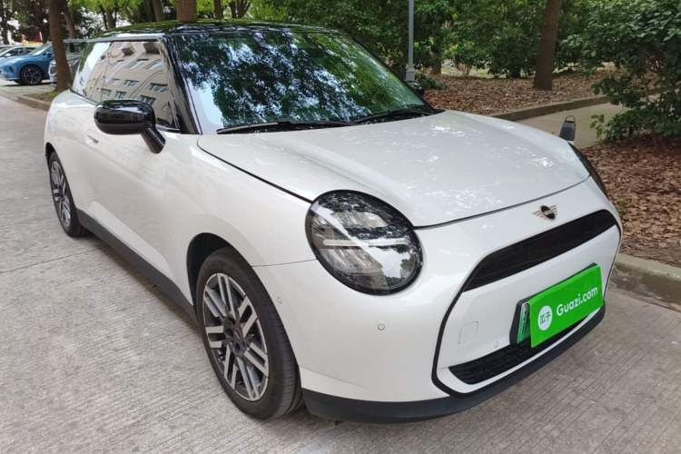 Used MINI Electric COOPER 2025 456km COOPER E Classic Style Front Right 45 Deg