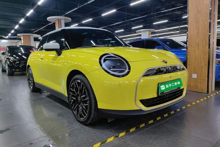 Used MINI Electric COOPER 2025 Model 463km COOPER SE Artist Front Right 45 Deg