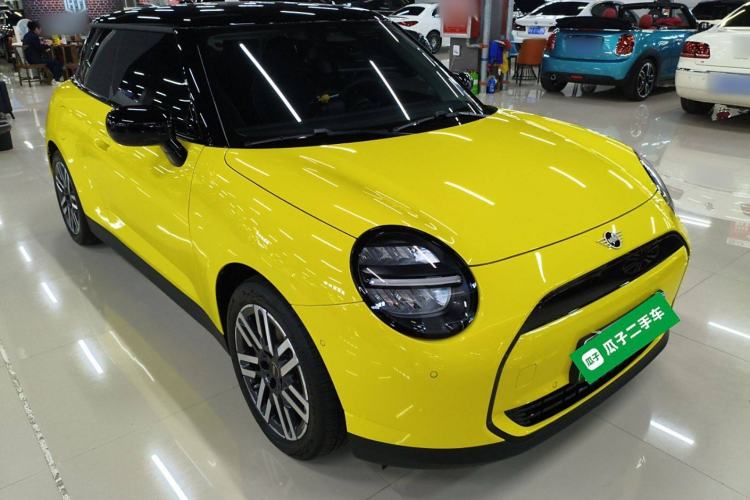 Used MINI Electric COOPER 2025 456km COOPER E Classic Style Front Right 45 Deg