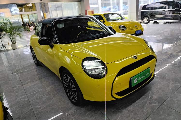 Used MINI Electric COOPER 2025 456km COOPER E Classic Style Front Right 45 Deg