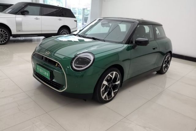 Ojetý MINI Electric COOPER 2026 Model, 463km COOPER SE Artist