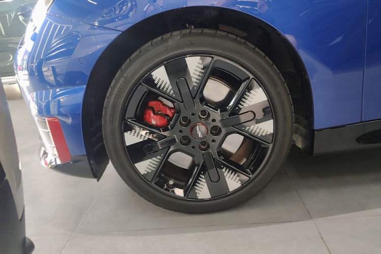 Used MINI Electric COOPER JCW 2025 Model Facelift JOHN COOPER WORKS Left Front Wheel Hub