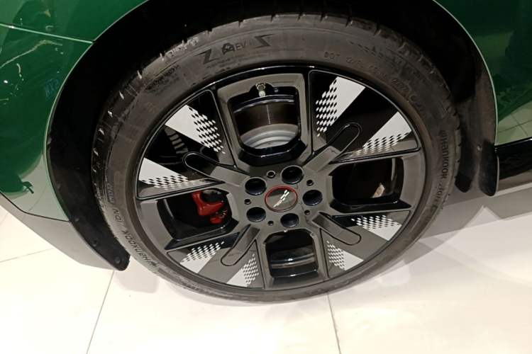 Used MINI Electric COOPER JCW 2025 JOHN COOPER WORKS Right Rear Wheel Hub