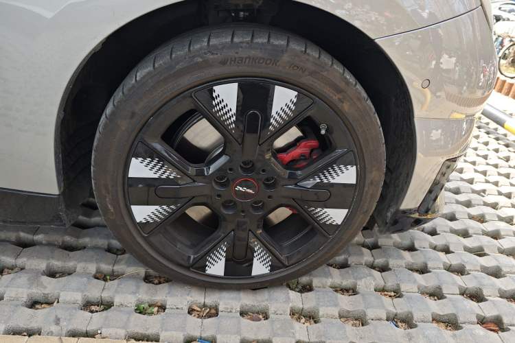 Used MINI Electric COOPER JCW 2025 JOHN COOPER WORKS Right Front Wheel Hub