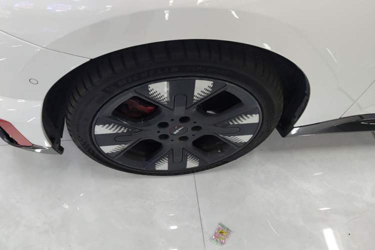 Used MINI Electric COOPER JCW 2025 JOHN COOPER WORKS Left Front Wheel Hub
