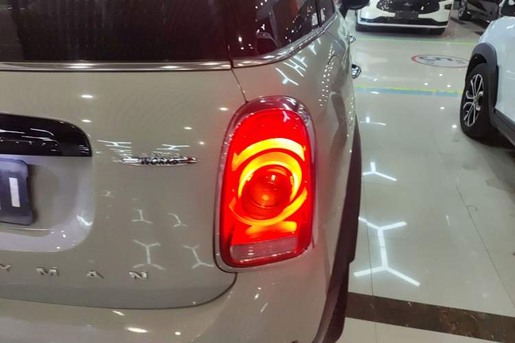 Used MINI JCM COUNTRYMAN 2017 2.0T JOHN COOPER WORKS Traveler Right Rear Taillight