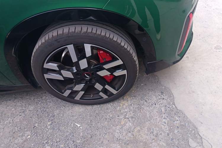 Used MINI JCM COUNTRYMAN  Right Front Wheel Hub