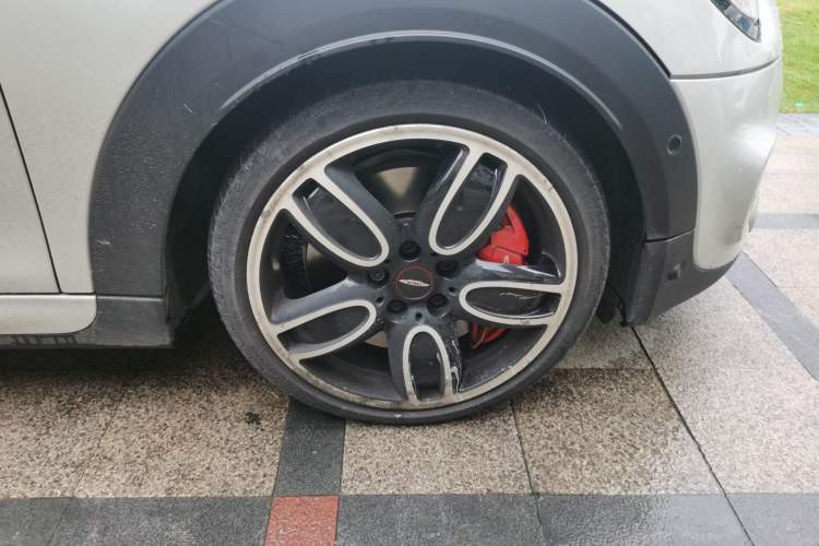 Used MINI JCW 2018 2.0T JOHN COOPER WORKS ALL-IN Right Front Wheel Hub