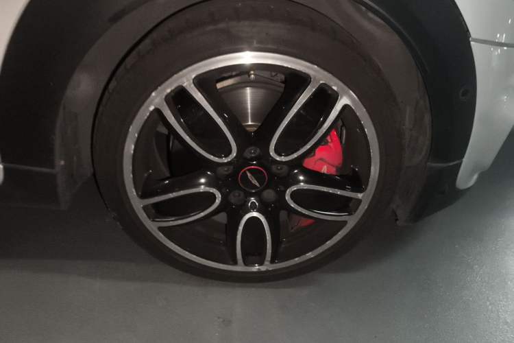 Used MINI JCW 2018 2.0T JOHN COOPER WORKS ALL-IN Right Front Wheel Hub