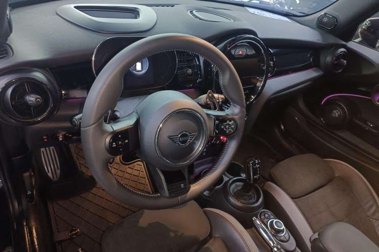 Used MINI JCW 2023 2.0T JOHN COOPER WORKS Pat Moss Commemorative Edition Interior 2