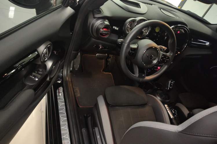 Used MINI JCW 2023 2.0T JOHN COOPER WORKS Pat Moss Commemorative Edition Interior 3
