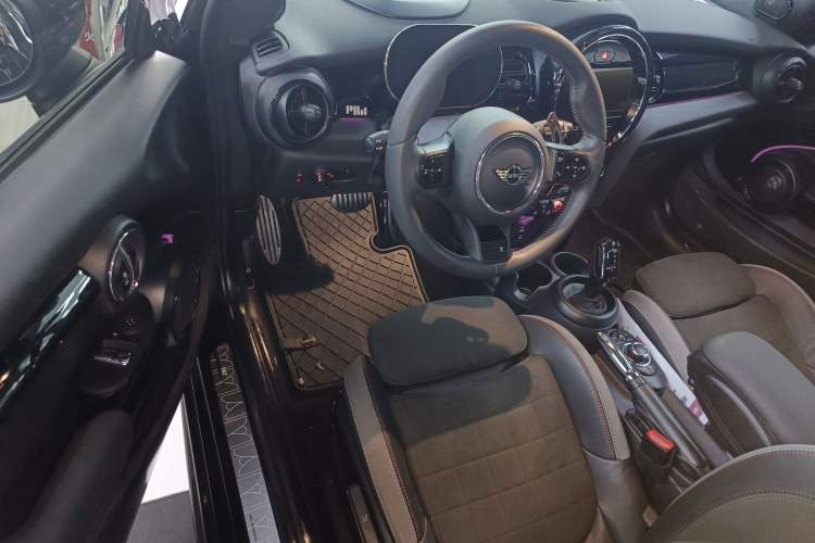 Used MINI JCW 2023 2.0T JOHN COOPER WORKS Pat Moss Commemorative Edition Interior 3