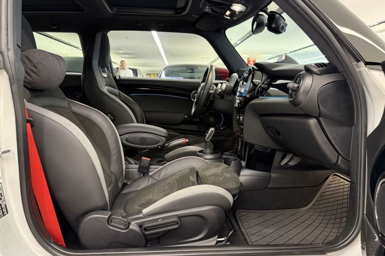 Used MINI JCW 2023 Facelift 2.0T JOHN COOPER WORKS ALL-IN Interior 12