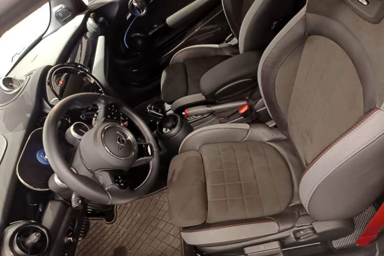 Used MINI JCW 2023 Facelift 2.0T JOHN COOPER WORKS ALL-IN Left Front Seat