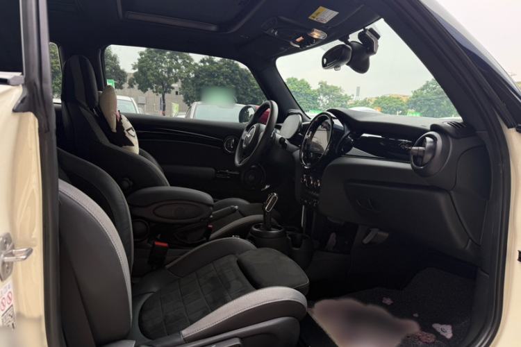 Used MINI JCW 2023 2.0T JOHN COOPER WORKS Pat Moss Commemorative Edition Interior 7