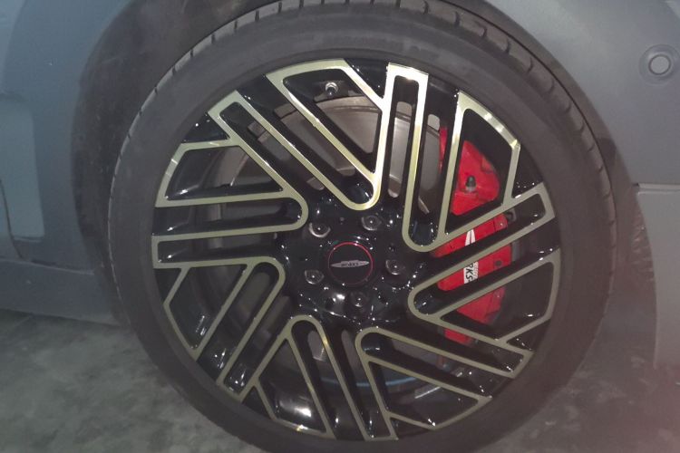 Used MINI JCW CLUBMAN 2023 2.0T JOHN COOPER WORKS Free Spirit Special Edition Right Front Wheel Hub