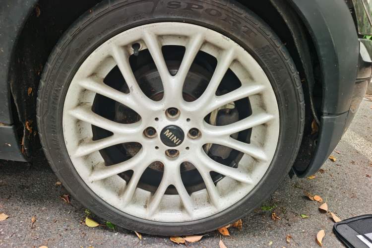 Used MINI 2009 1.6L COOPER CABRIO Right Front Wheel Hub