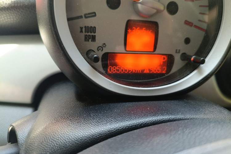 Used MINI 2010 1.6L COOPER Cheer Odometer Close Up