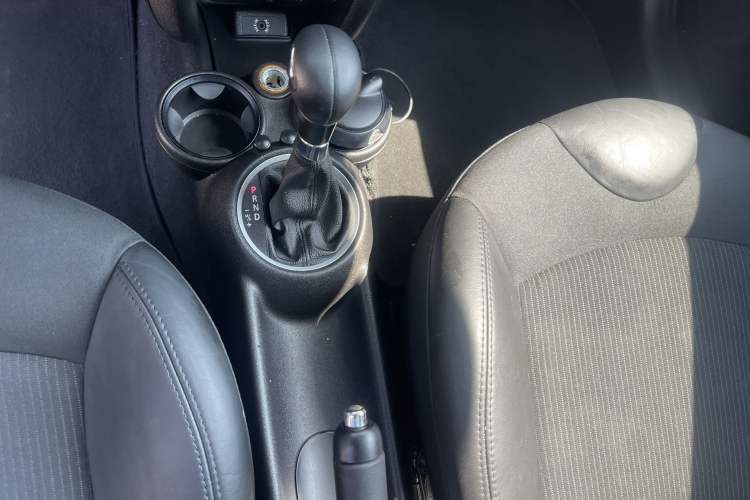 Used MINI 2011 1.6L COOPER Fun Interior 4