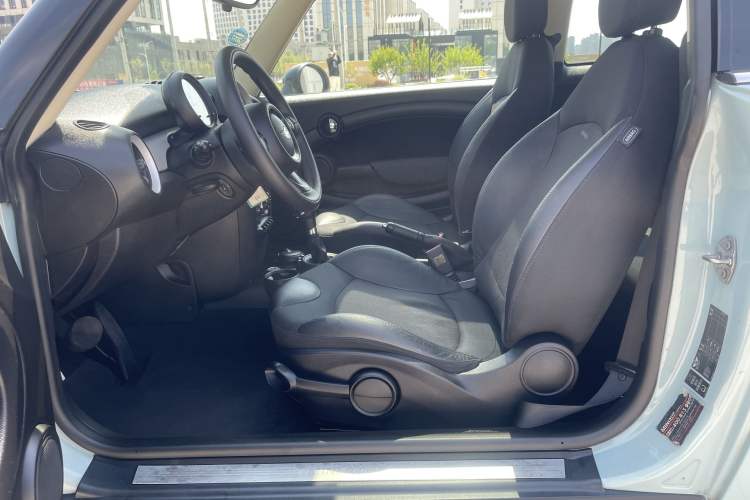 Used MINI 2011 1.6L COOPER Fun Interior 5