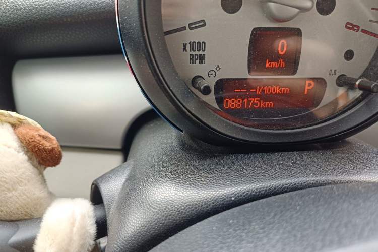 Used MINI 2011 1.6L ONE Odometer Close Up