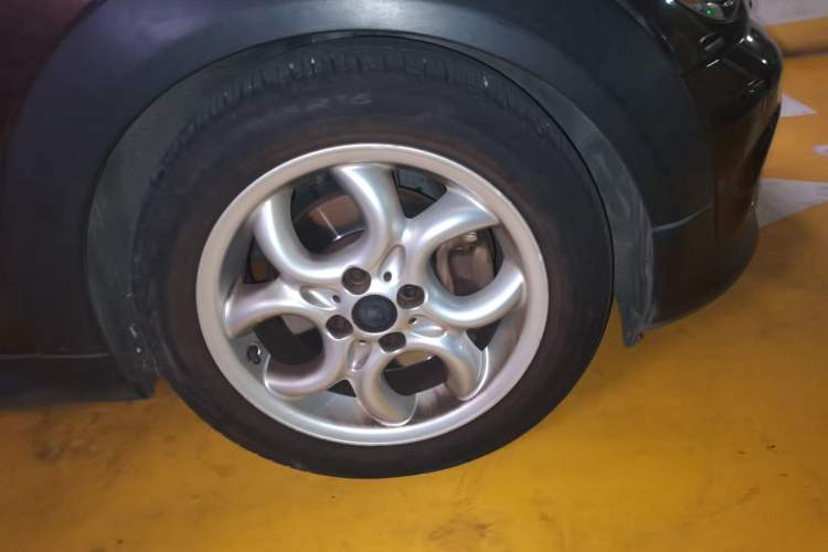 Used MINI 2011 1.6L COOPER CABRIO Right Front Wheel Hub