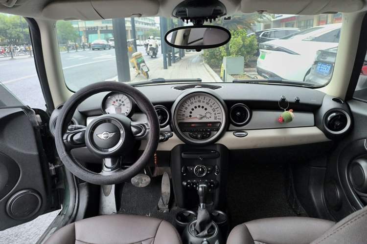 Used MINI 2011 1.6L ONE Center Console