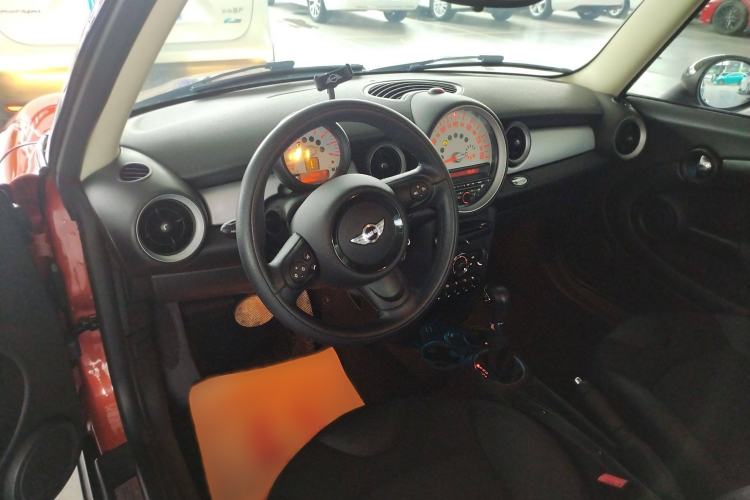 Used MINI 2011 1.6L COOPER Fun Interior 3