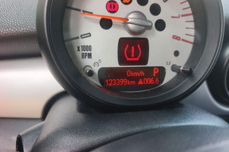 Used MINI 2011 1.6L ONE Odometer Close Up