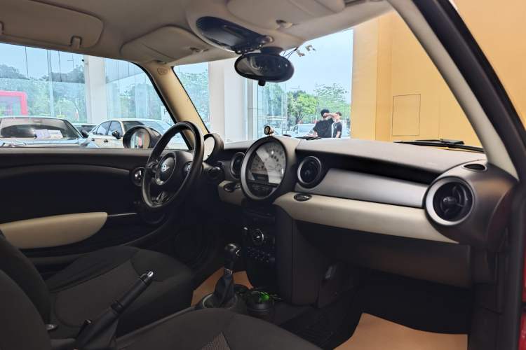 Used MINI 2011 1.6L ONE Interior 2