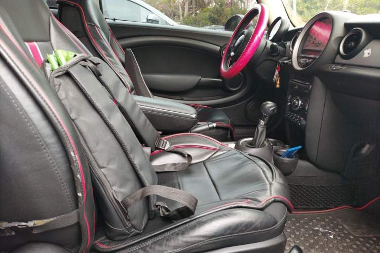 Used MINI 2011 1.6L COOPER Fun Interior 4