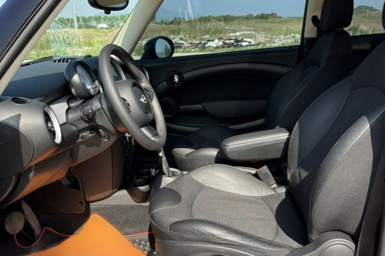 Used MINI 2011 1.6L COOPER Fun Interior 5