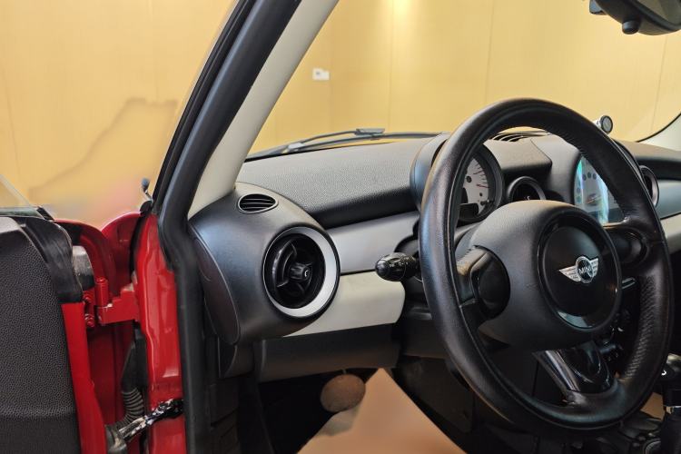 Used MINI 2011 1.6L ONE Interior 8