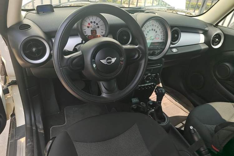 Used MINI 2011 1.6L ONE Center Console