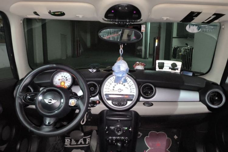 Used MINI 2011 1.6L ONE Center Console