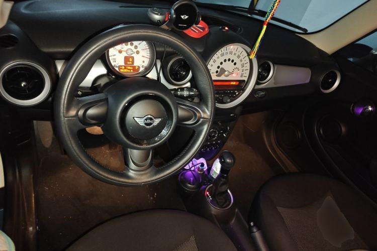 Used MINI 2011 1.6L ONE Center Console