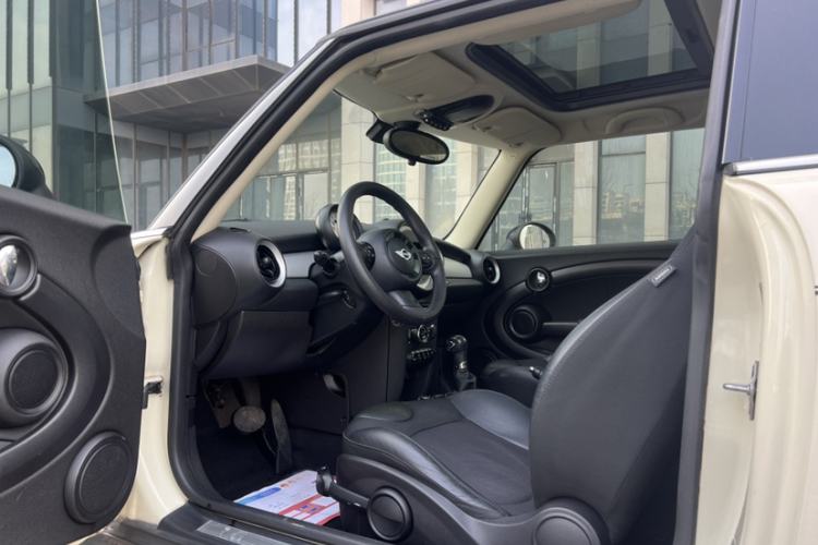 Used MINI 2011 1.6L COOPER Fun Interior 12