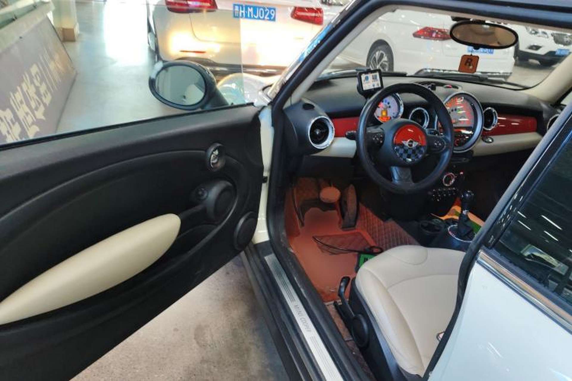 Used MINI 2011 1.6L COOPER Fun Interior 3