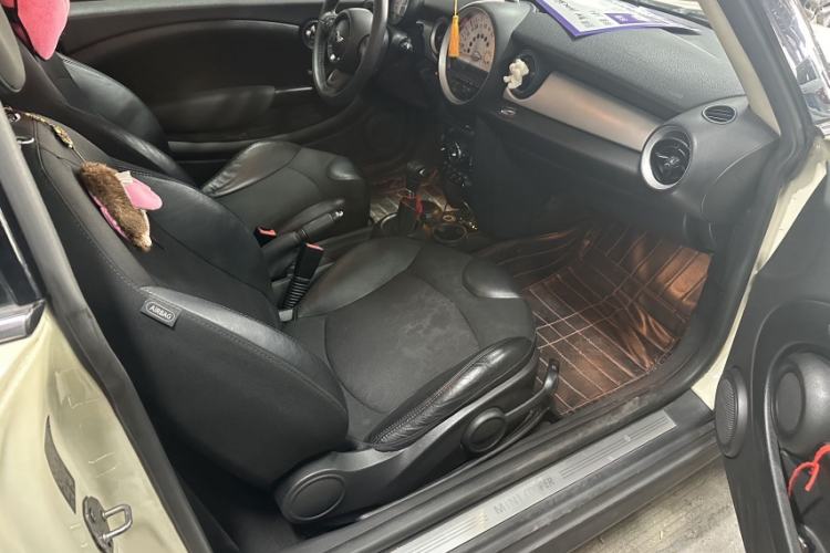 Used MINI 2011 1.6L COOPER Fun Interior 4