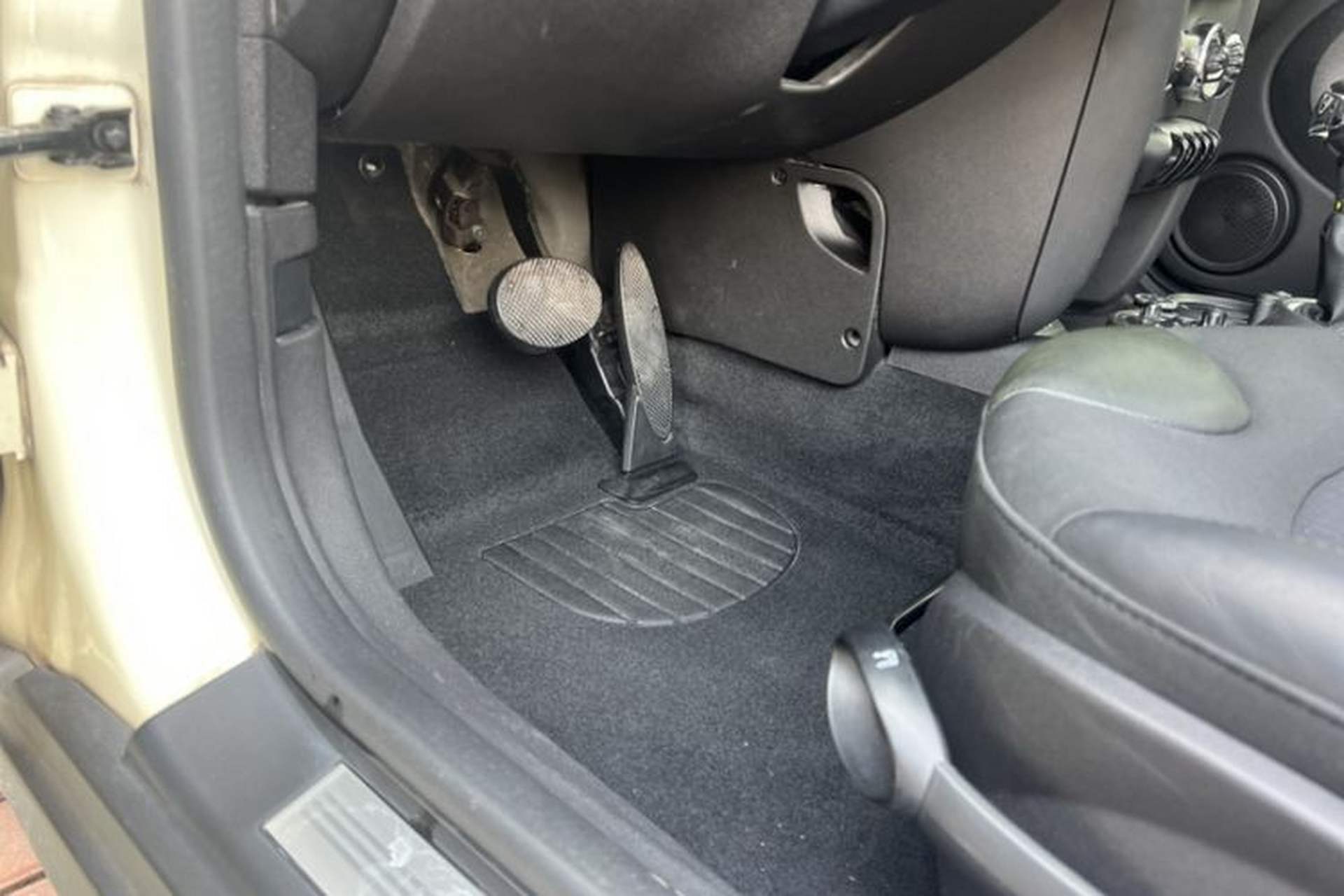 Used MINI 2011 1.6L COOPER Fun Interior 8