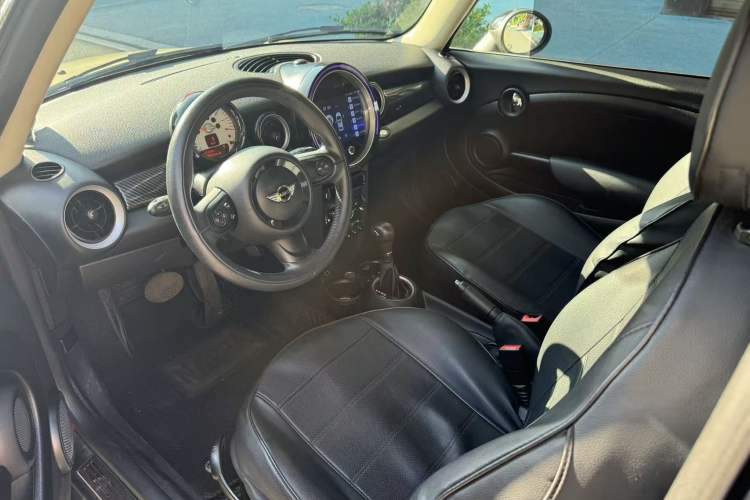 Used MINI 2011 1.6L COOPER Fun Interior 2