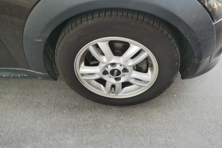 Used MINI  Right Front Wheel Hub