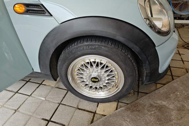 Used MINI 2013 1.6L ONE Limited Edition Second Version Right Front Wheel Hub