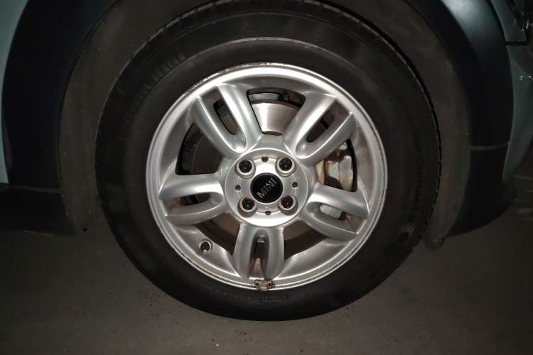 Used MINI 2013 1.6L ONE Limited Edition Third Version Right Front Wheel Hub