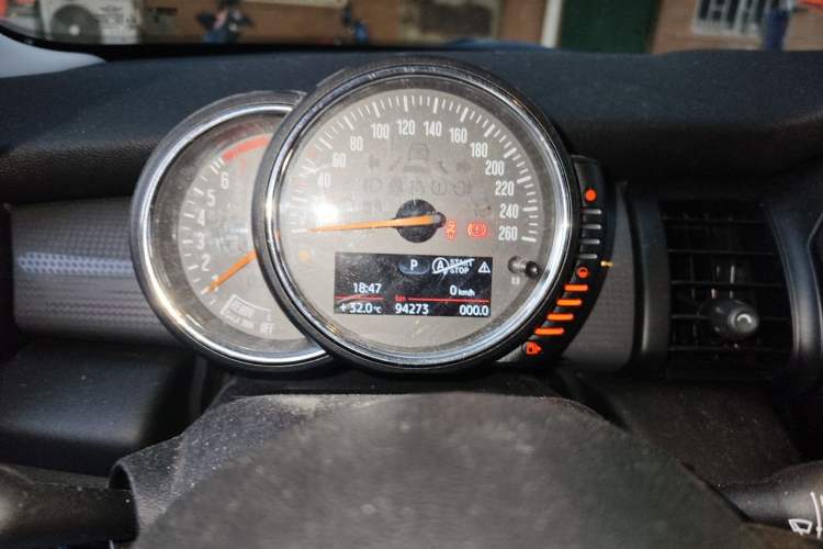 Used MINI 2014 1.5T COOPER Excitement Odometer Close Up