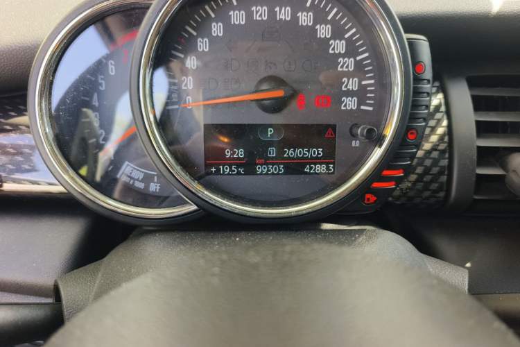 Used MINI 2014 2.0T COOPER S Fun Odometer Close Up